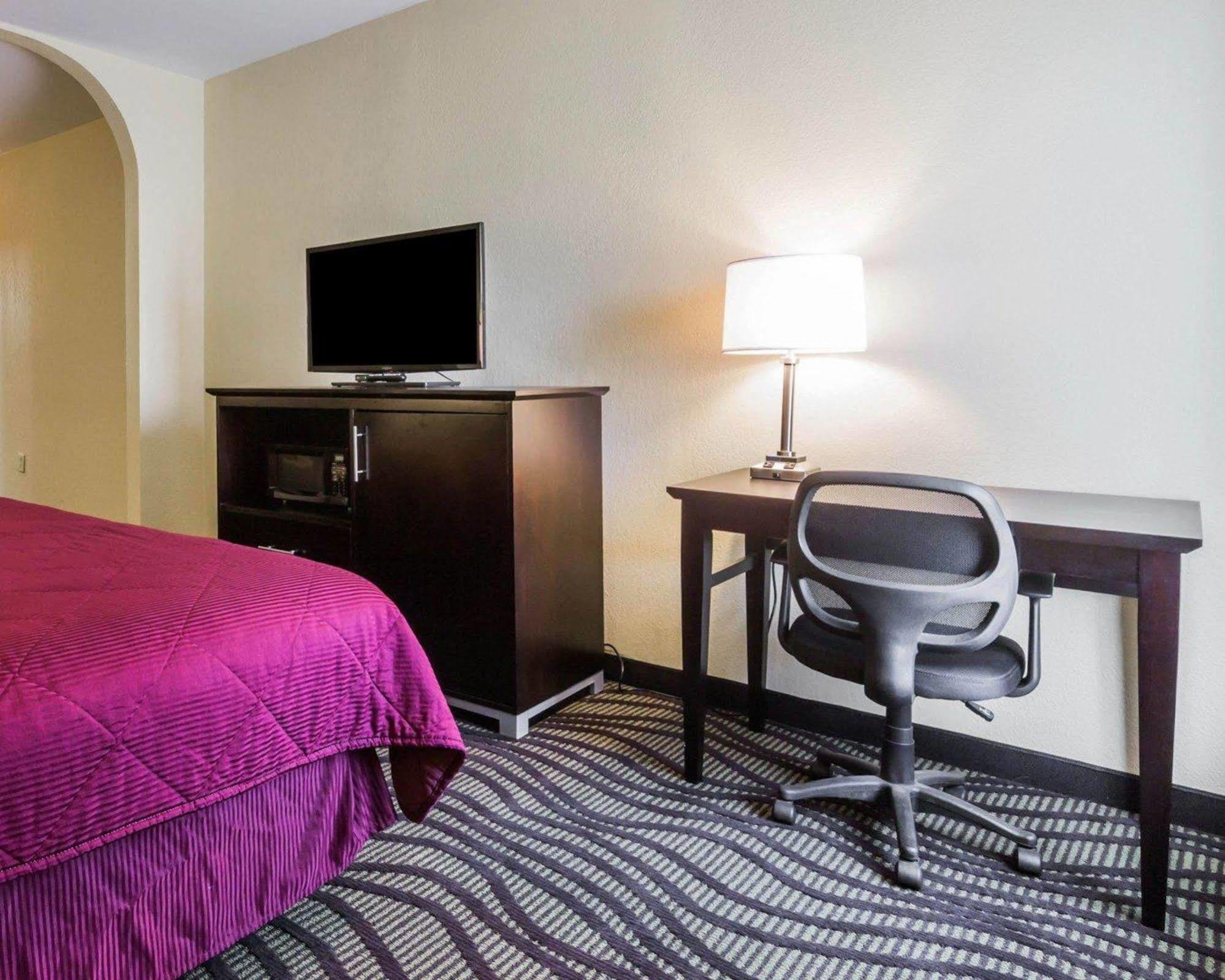 Quality Inn & Suites North Монтгомъри Екстериор снимка