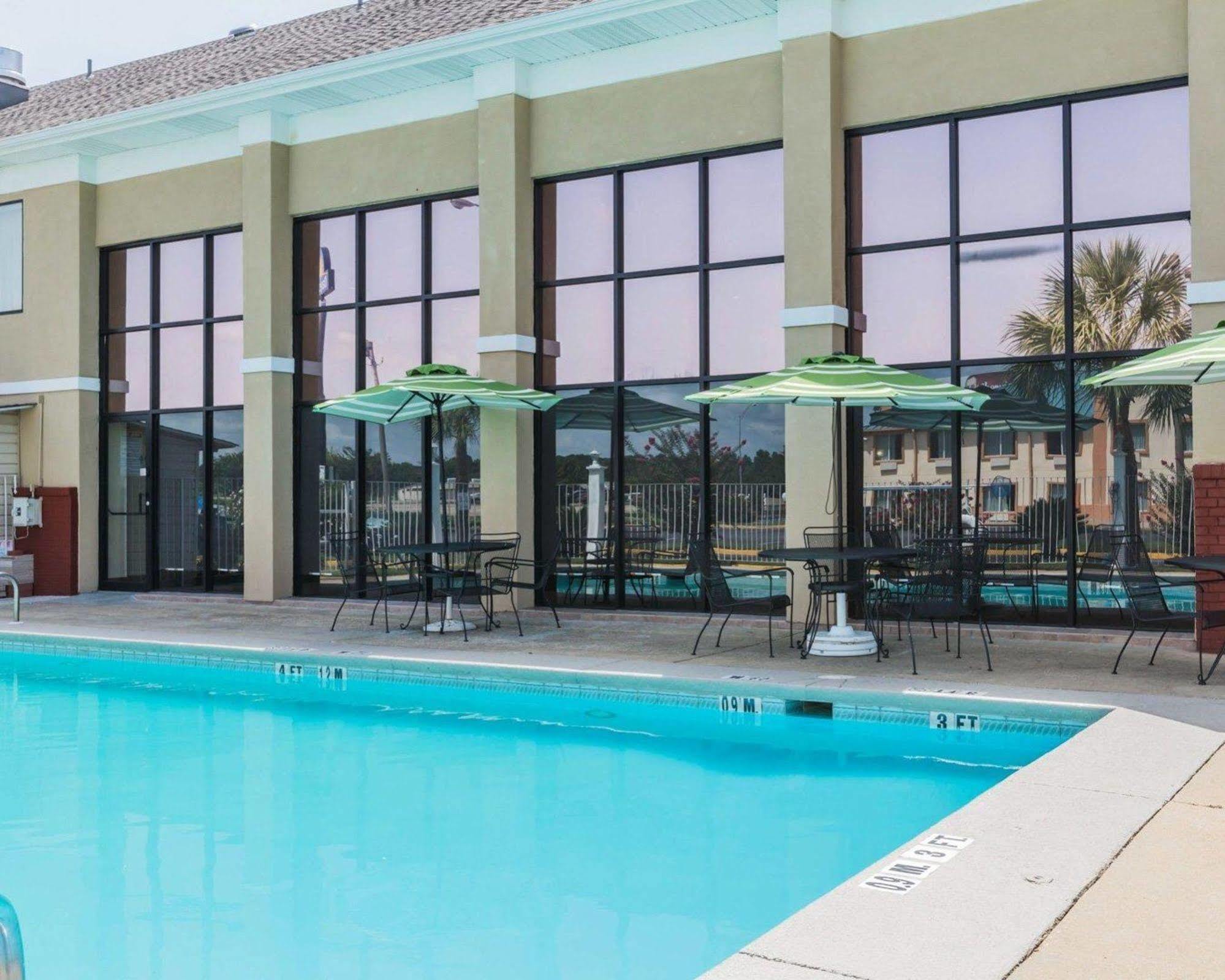 Quality Inn & Suites North Монтгомъри Екстериор снимка